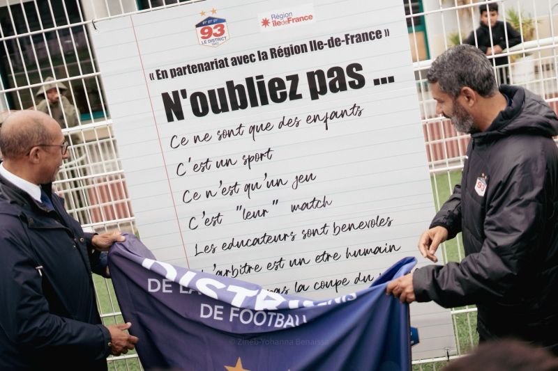Inauguration du panneau de prévention lors de la visite de Philippe Diallo au FC93